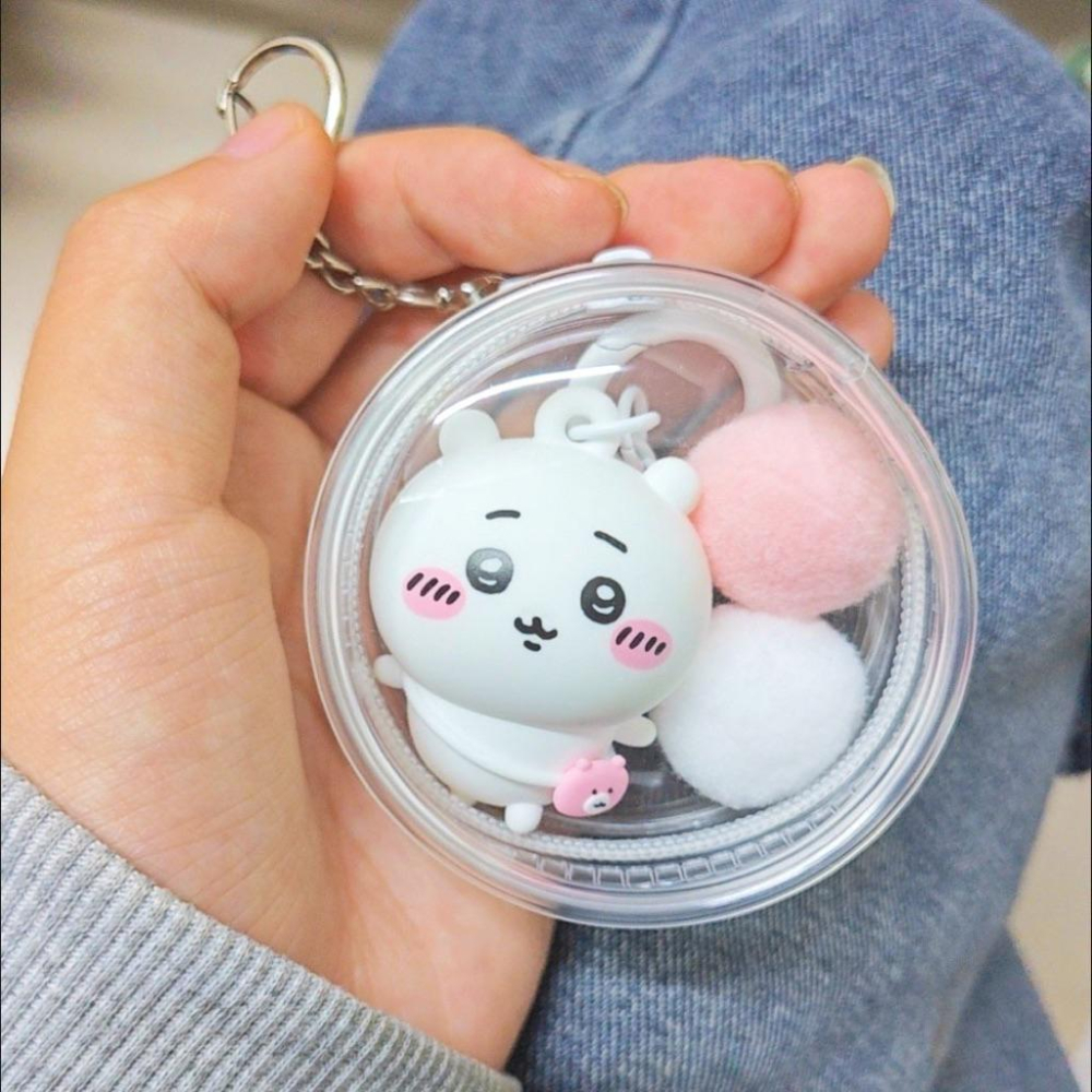 【沁的娃娃屋】❤️台灣出貨❤可以遛扭蛋公仔了😍附毛毛填充球&掛鏈6cm迷你透明痛包 公仔收納包 扭蛋 盲盒 防塵 造型包-細節圖4