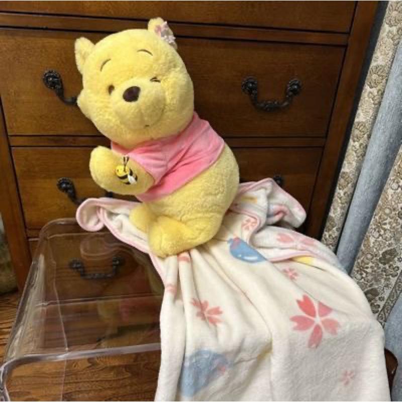 【沁的娃娃屋】❤️台灣出貨❤️趴姿小熊維尼抱枕毛毯 大棉被100*150cm 交換禮物 生日禮物-細節圖2
