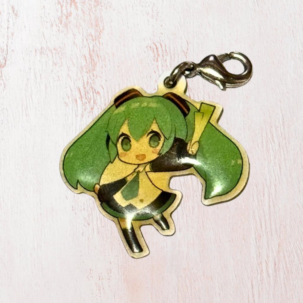 【43小舖】初音未來 唱片專輯CD 限定特典 金屬吊飾 日版｜初音｜泛黃｜吊飾｜Vocaloid-細節圖7