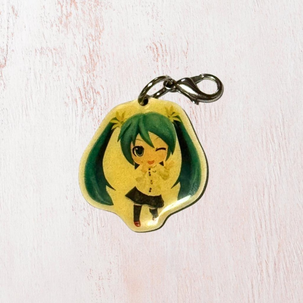 【43小舖】初音未來 唱片專輯CD 限定特典 金屬吊飾 日版｜初音｜泛黃｜吊飾｜Vocaloid-細節圖8