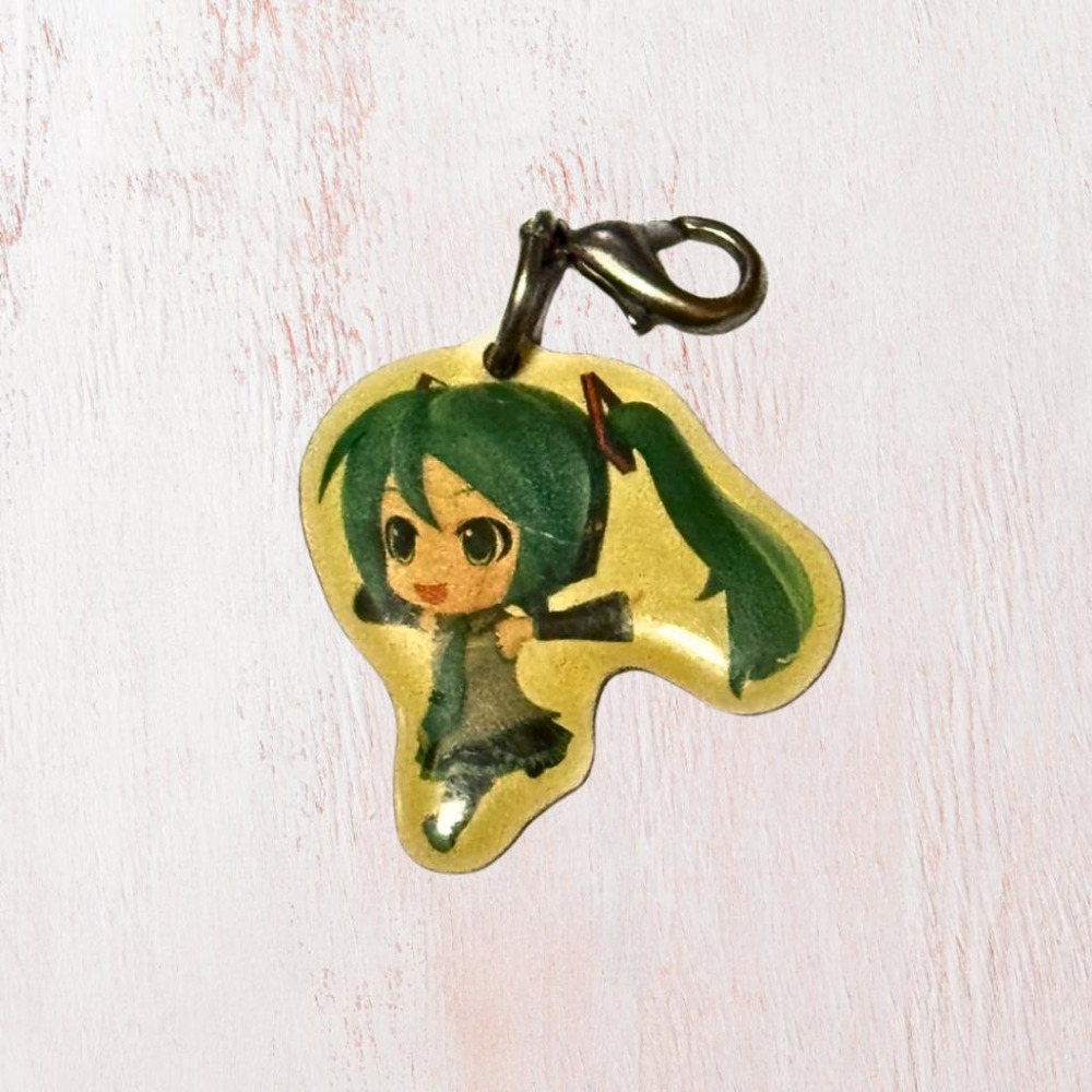 【43小舖】初音未來 唱片專輯CD 限定特典 金屬吊飾 日版｜初音｜泛黃｜吊飾｜Vocaloid-細節圖9