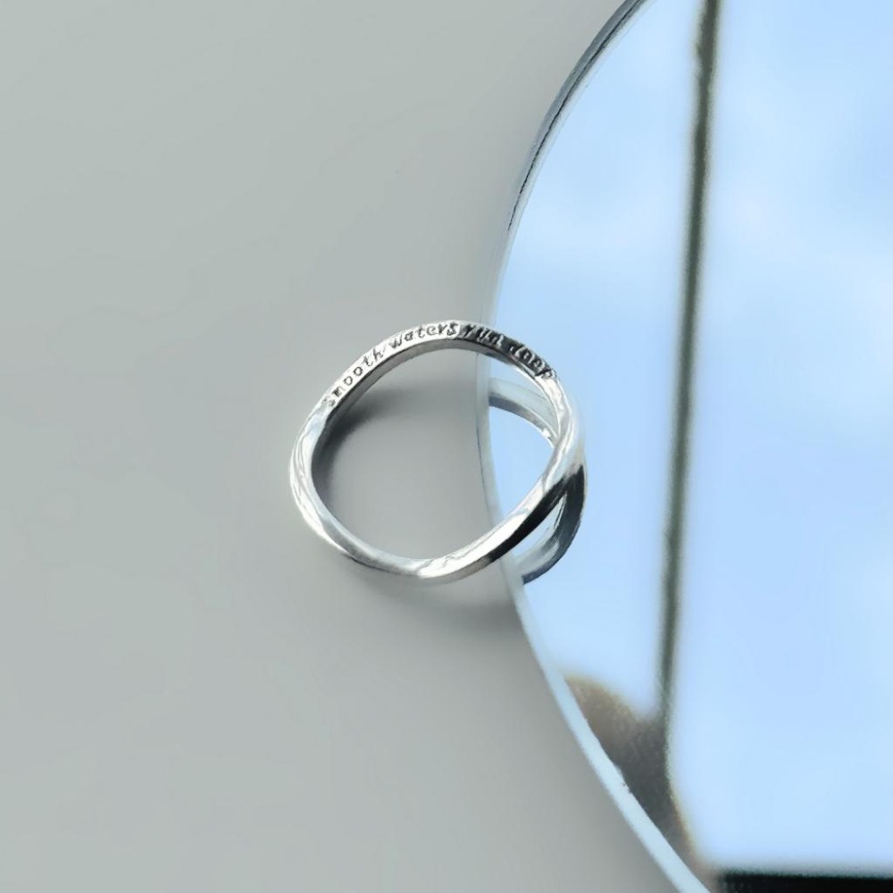 【43小舖】925純銀 字母刻字 不規則扭曲 波浪 戒指｜S925｜通體純銀｜閉口戒｜飾品｜銀飾｜3種尺寸｜送拭銀布-細節圖8