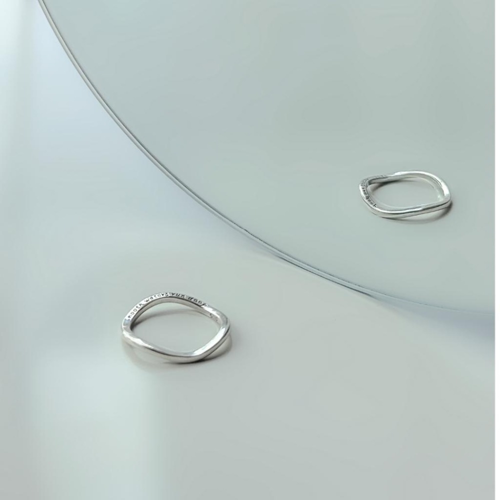 【43小舖】925純銀 字母刻字 不規則扭曲 波浪 戒指｜S925｜通體純銀｜閉口戒｜飾品｜銀飾｜3種尺寸｜送拭銀布-細節圖9