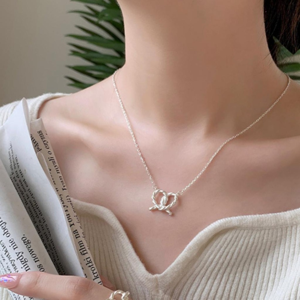 【43小舖】925鍍銀 鏤空麻花愛心 蝴蝶餅 繩結 項鍊｜S925｜吊墜｜頸鍊｜鎖骨鍊｜飾品｜銀飾｜送拭銀布-細節圖3