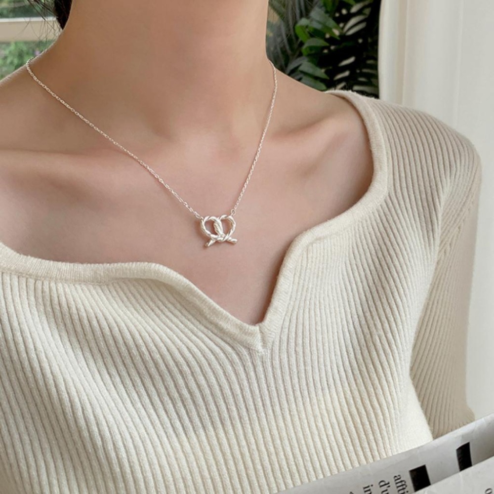 【43小舖】925鍍銀 鏤空麻花愛心 蝴蝶餅 繩結 項鍊｜S925｜吊墜｜頸鍊｜鎖骨鍊｜飾品｜銀飾｜送拭銀布-細節圖4