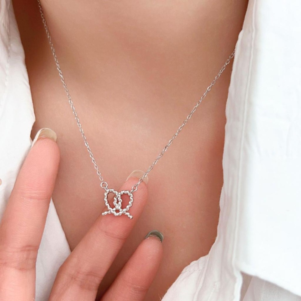 【43小舖】925鍍銀 鏤空麻花愛心 蝴蝶餅 繩結 項鍊｜S925｜吊墜｜頸鍊｜鎖骨鍊｜飾品｜銀飾｜送拭銀布-細節圖6