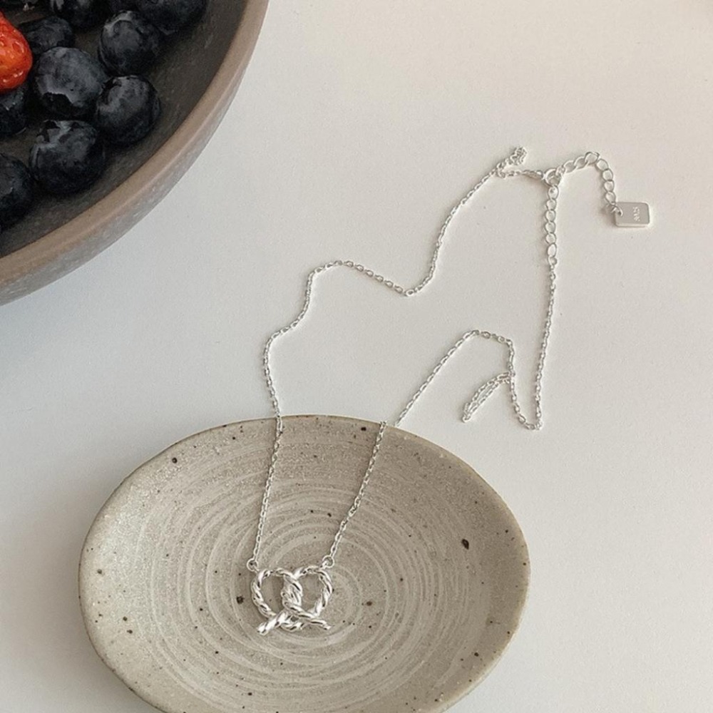 【43小舖】925鍍銀 鏤空麻花愛心 蝴蝶餅 繩結 項鍊｜S925｜吊墜｜頸鍊｜鎖骨鍊｜飾品｜銀飾｜送拭銀布-細節圖8