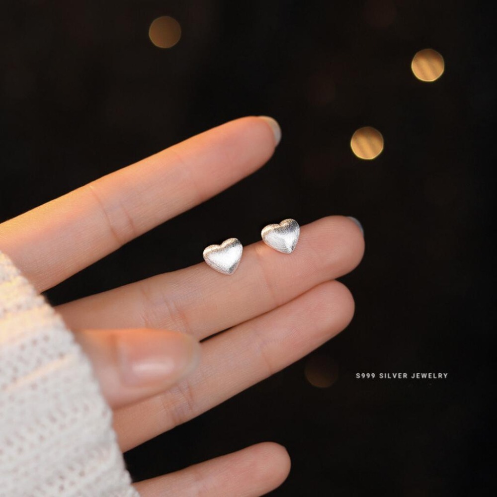 【43小舖】999足銀 髮絲紋 拉絲愛心 磨砂心形 耳釘 ｜S999｜通體純銀｜純銀｜耳環｜耳飾｜飾品｜銀飾｜送拭銀布-細節圖6