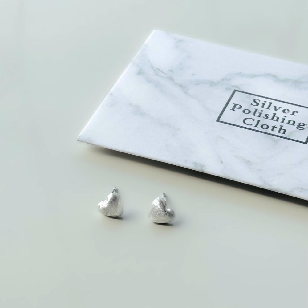 【43小舖】999足銀 髮絲紋 拉絲愛心 磨砂心形 耳釘 ｜S999｜通體純銀｜純銀｜耳環｜耳飾｜飾品｜銀飾｜送拭銀布-細節圖7