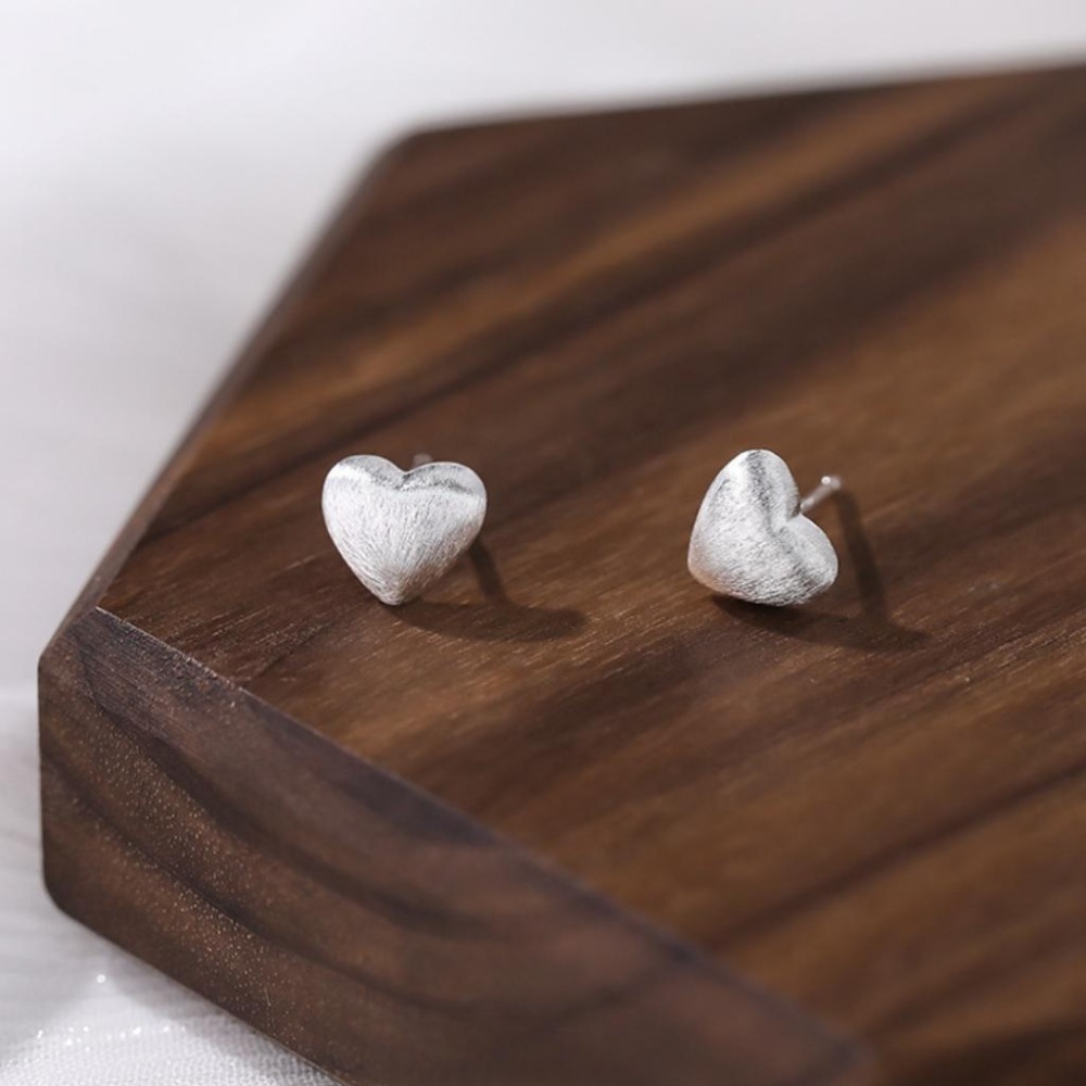 【43小舖】999足銀 髮絲紋 拉絲愛心 磨砂心形 耳釘 ｜S999｜通體純銀｜純銀｜耳環｜耳飾｜飾品｜銀飾｜送拭銀布-細節圖8