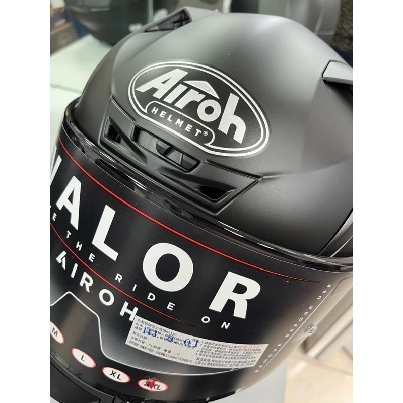 ✧上頂安全帽✧🔥打折or MT頭套🔥 義大利Airoh VALOR 最輕全罩安全帽 最涼感全罩安全帽 素色款-細節圖3