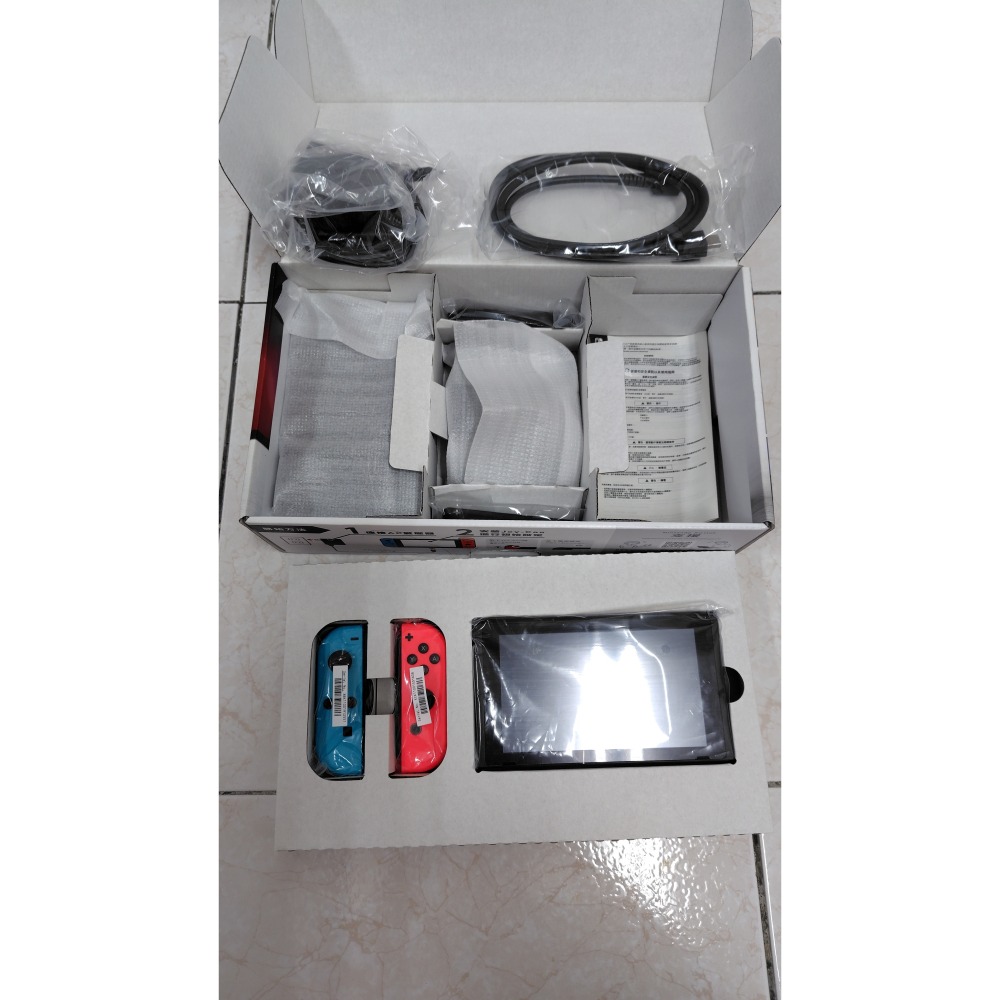Switch 一般版 附原廠保護包-細節圖2