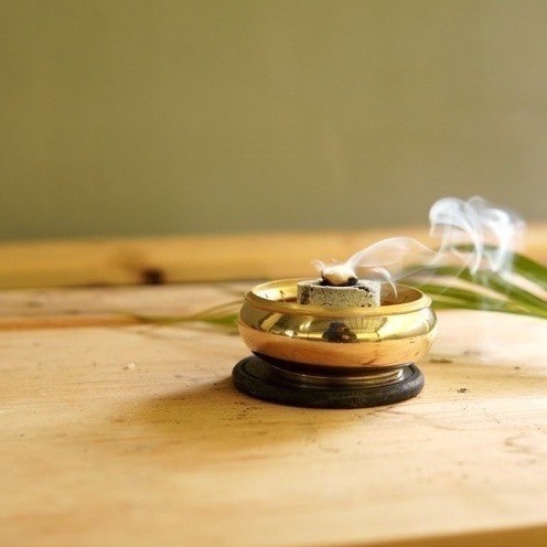 【療癒綠洲®】圓滿銅香爐（贈綠洲綜合乳香、炭夾、小蠟燭、炭餅一顆）-細節圖3