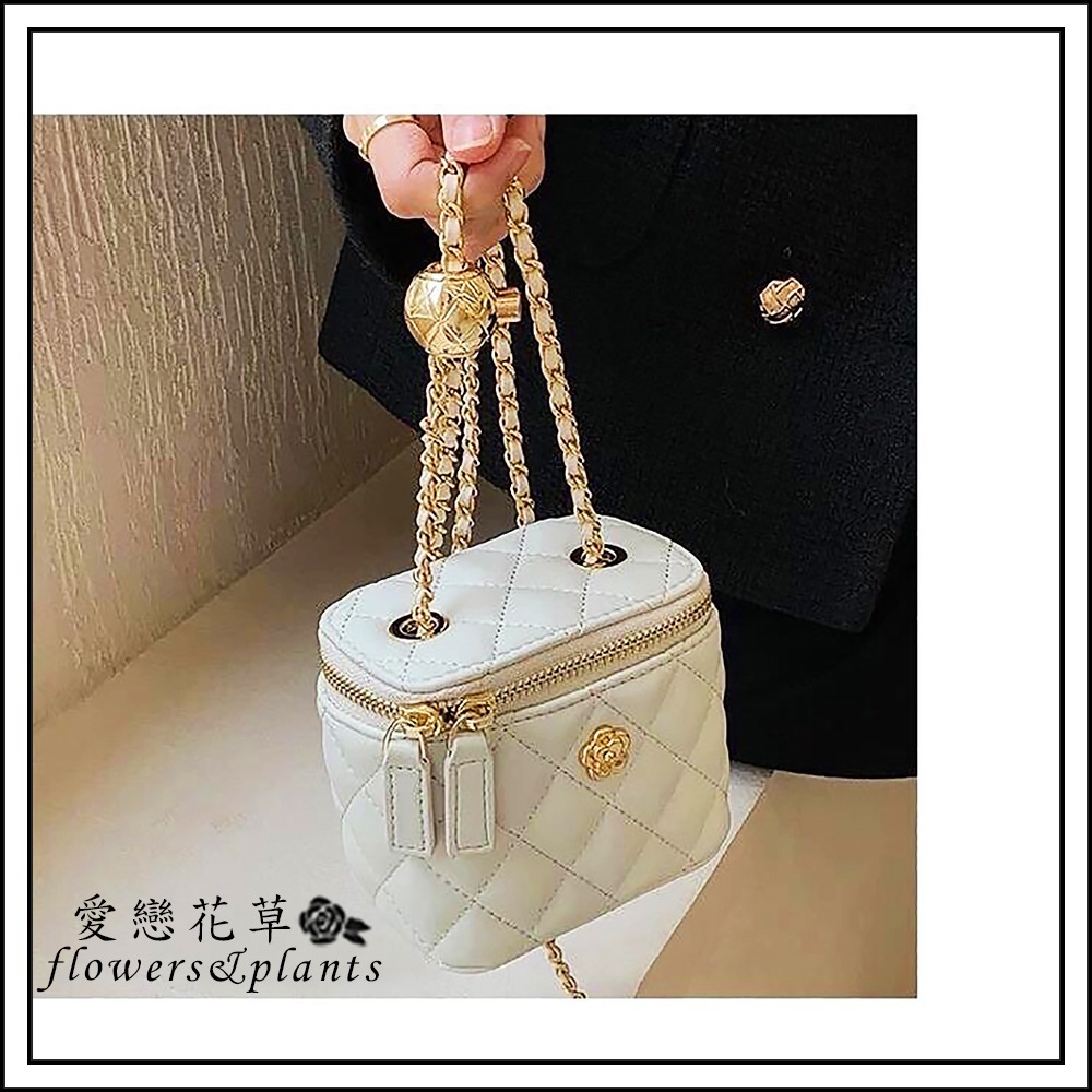 【愛戀花草】小香風軟皮硬箱迷你斜背包 (化妝包、隨身小包、可調節背帶、A017)-細節圖3