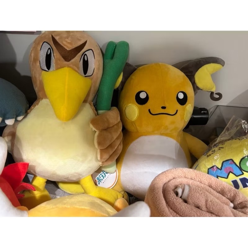娃娃機商品｜寶可夢卡比獸 雷丘 皮卡丘 大蔥鴨 背包 毛巾 娃娃 拉拉熊 卡皮巴拉 喬巴 胡迪 怪獸電力公司頸枕 咖波-細節圖4