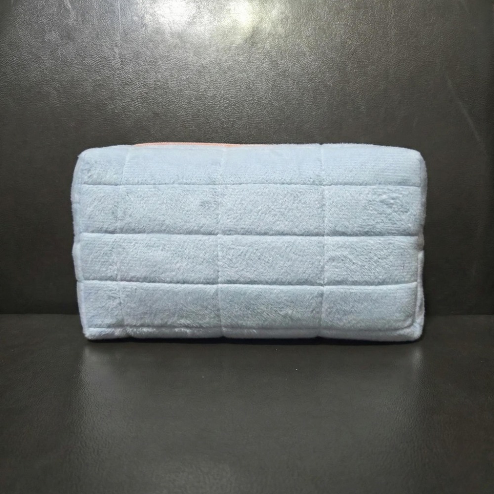 🐾全新現貨🐾 天藍色奶油格子化妝包 毛絨 大容量 雲朵化妝包 聯合利華贈品-細節圖2