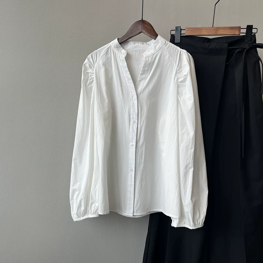 白色黑色v領皺摺感立領泡泡袖娃娃長袖襯衫-細節圖5