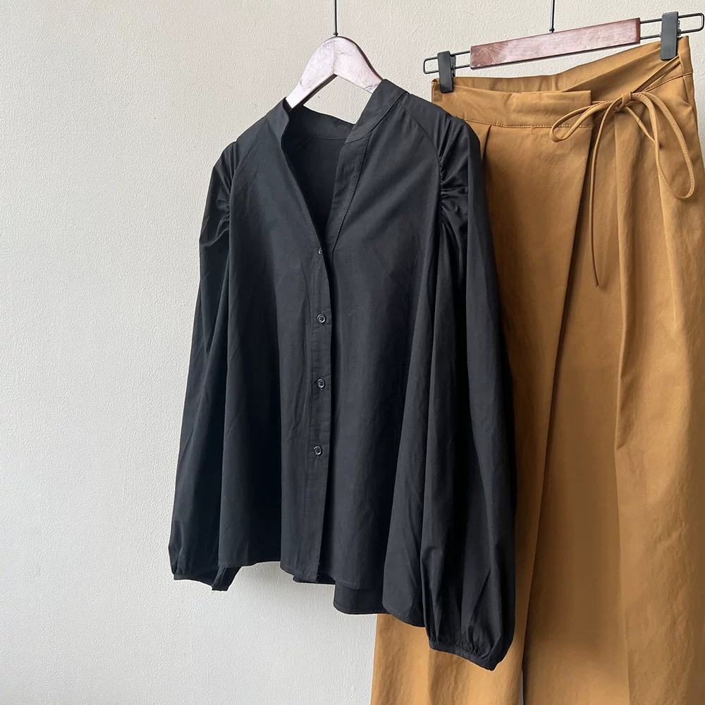 白色黑色v領皺摺感立領泡泡袖娃娃長袖襯衫-細節圖6