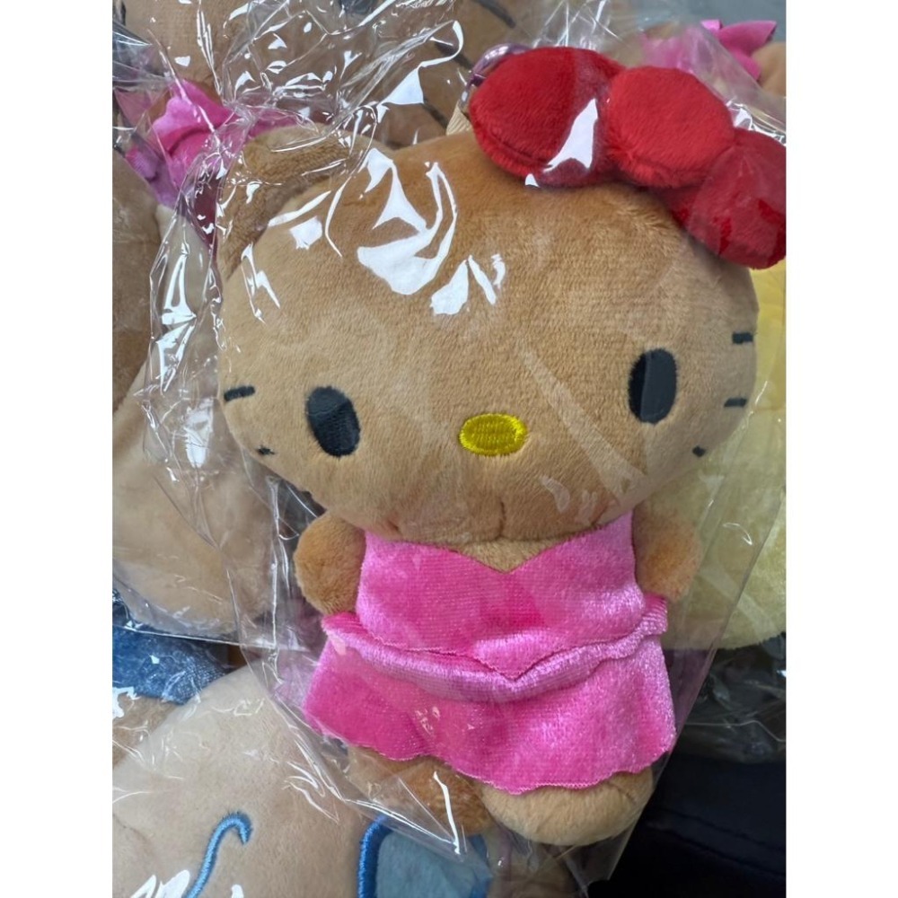 少量現貨 / Sanrio 夏日泳裝系列 絨毛吊飾小包15cm／迷你側背包20cm｜心型登山扣・頭頂拉鍊袋-細節圖4