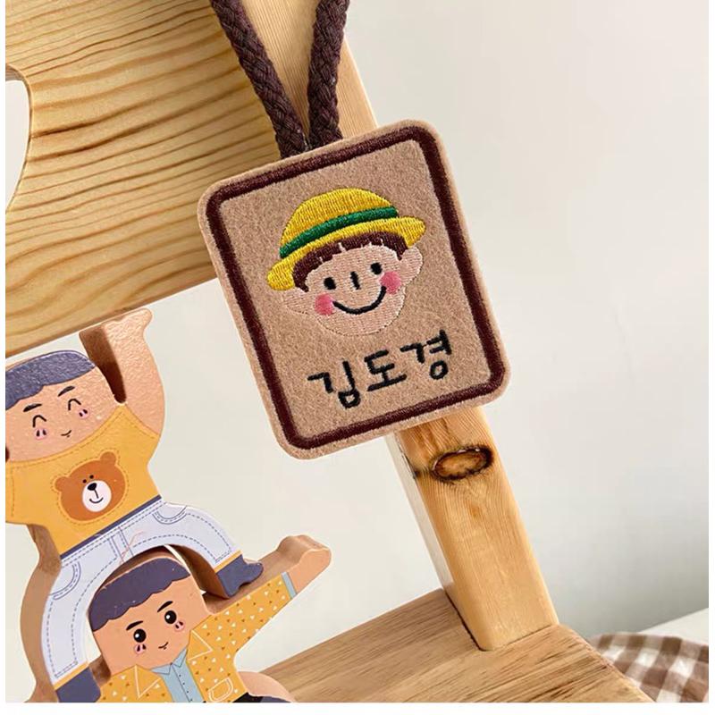 客製化商品👶🏻「淺咖色」姓名吊牌 幼兒園姓名吊牌 兒童客製化姓名牌 訂製禮物吊飾 行李吊牌-細節圖4