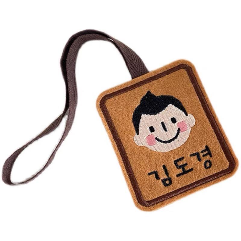 客製化商品👶🏻「深咖色」姓名吊牌 幼兒園姓名吊牌 兒童客製化姓名牌 訂製禮物吊飾 行李吊牌-細節圖3