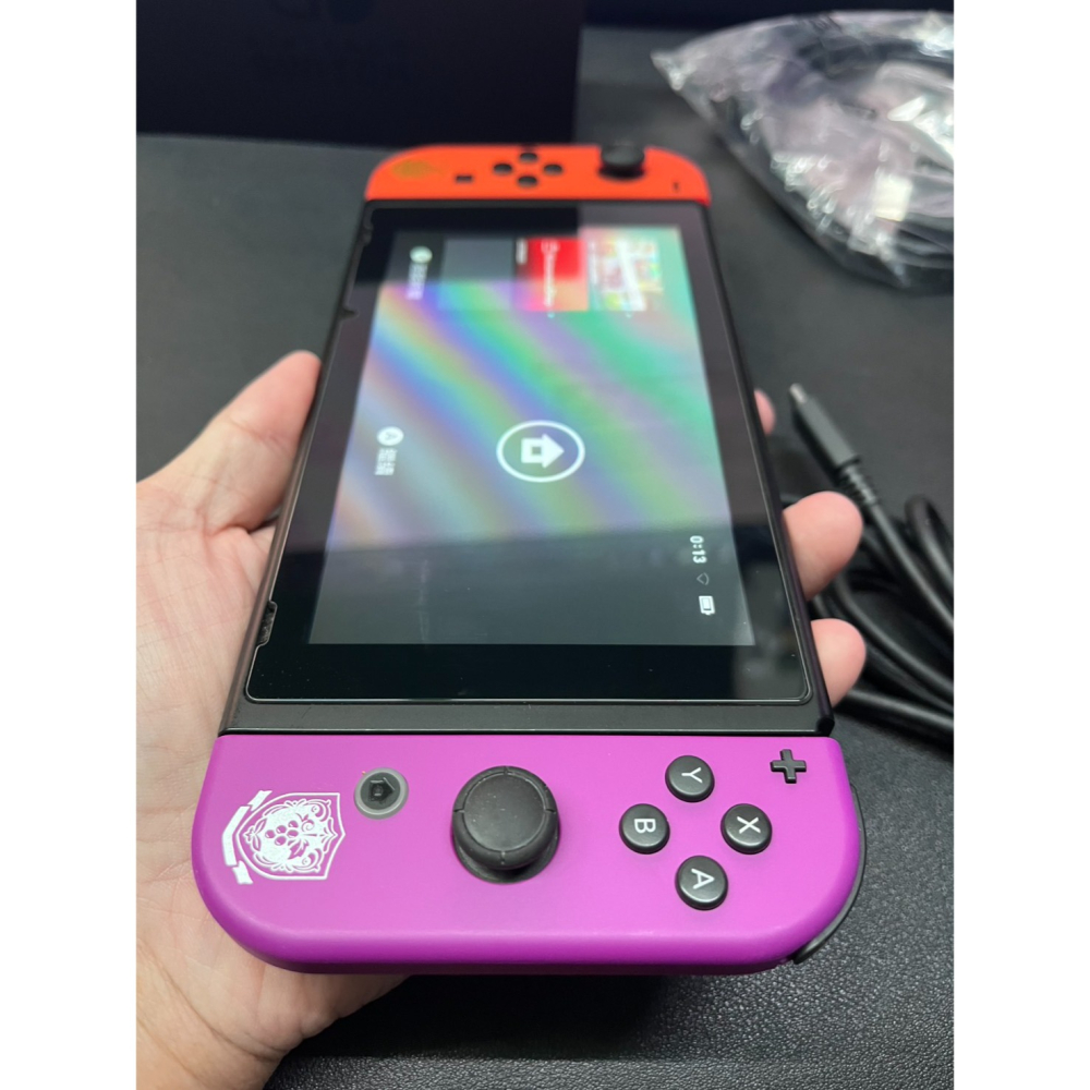 【二手 Nintendo Switch 主機 電力加強版】朱紫配色-細節圖3