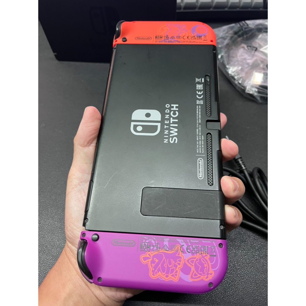 【二手 Nintendo Switch 主機 電力加強版】朱紫配色-細節圖4