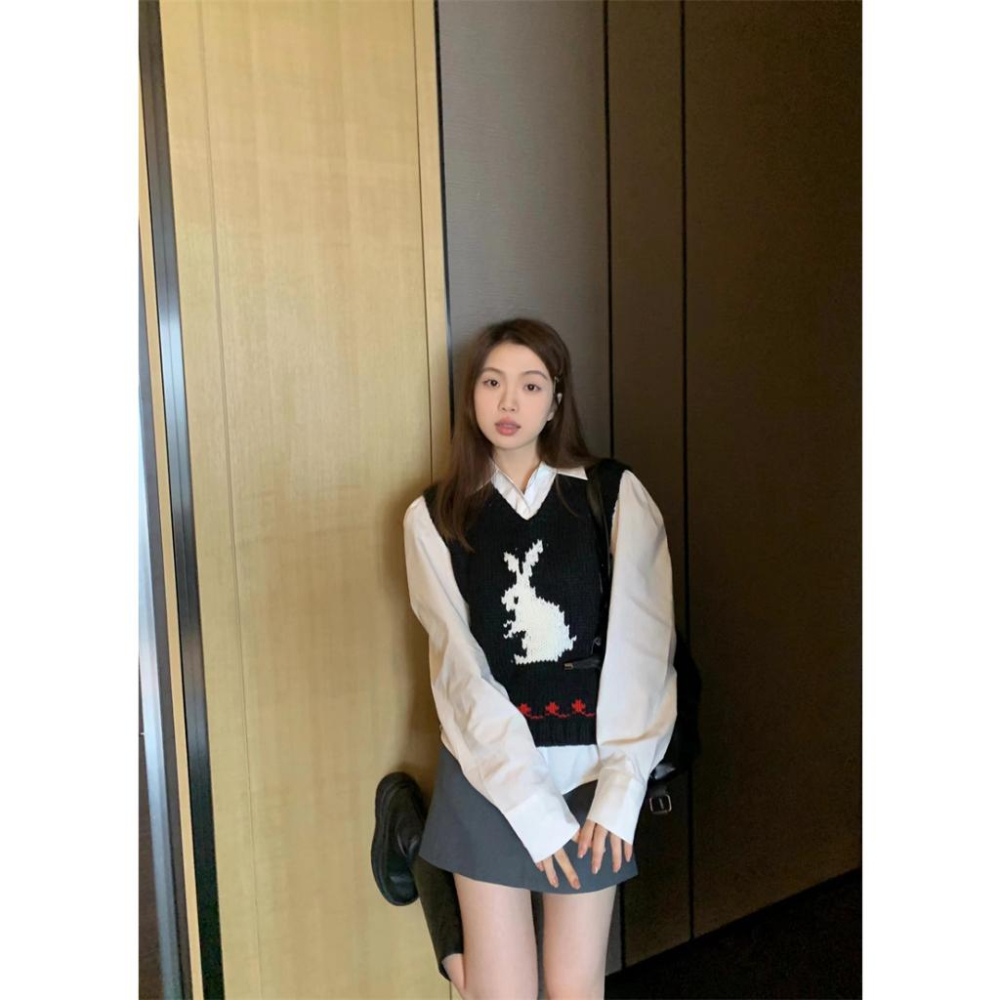 現貨  ⓇⒺⓃⒶ｜野兔循跡🐰｜純白襯衫x珍珠馬甲x包臀裙_美式/套裝/短款/顯瘦/襯衫/針織【R21393】-細節圖2