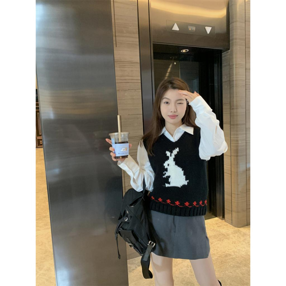 現貨  ⓇⒺⓃⒶ｜野兔循跡🐰｜純白襯衫x珍珠馬甲x包臀裙_美式/套裝/短款/顯瘦/襯衫/針織【R21393】-細節圖3