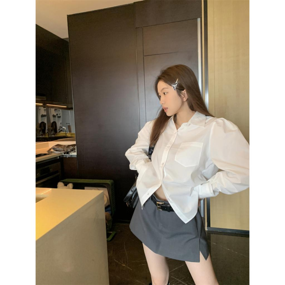 現貨  ⓇⒺⓃⒶ｜野兔循跡🐰｜純白襯衫x珍珠馬甲x包臀裙_美式/套裝/短款/顯瘦/襯衫/針織【R21393】-細節圖5