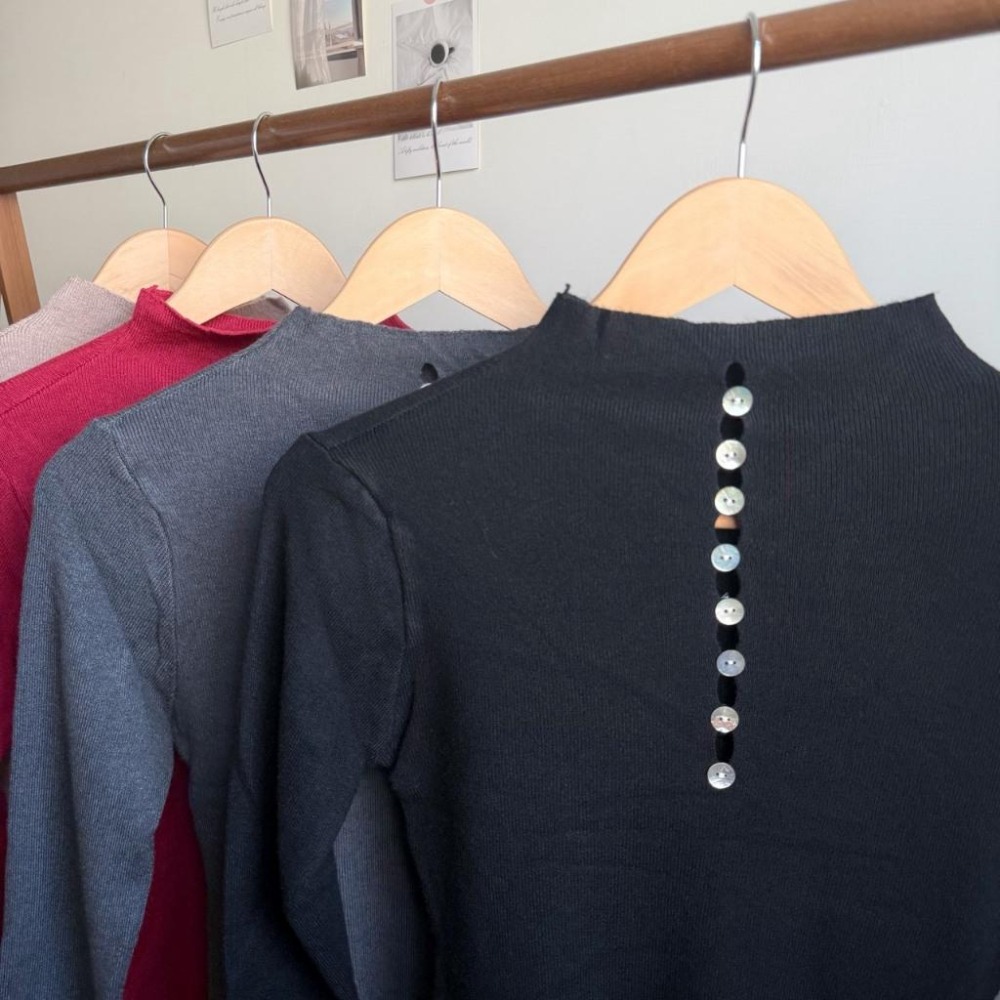 【RENA小舖 台灣現貨每天出】漂亮姊姊!設計感小高領薄長袖/不對稱上衣/顯瘦打底【R22036】-細節圖9