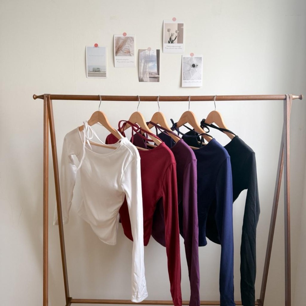 【RENA小舖 台灣現貨每天出】斜肩綁帶自帶胸墊側收腰顯瘦磨毛上衣/設計感上衣/顯瘦修身【R22042】-細節圖5