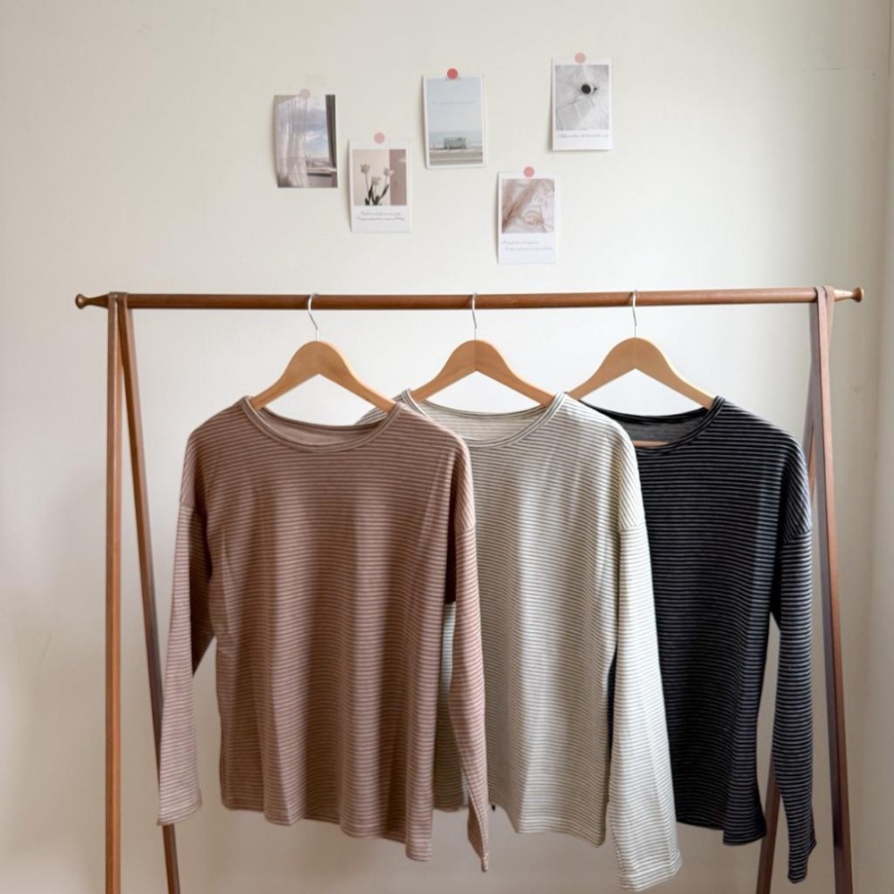 【RENA小舖 台灣現貨每天出】百搭圓領寬鬆條紋薄長袖/ 長袖上衣/純棉上衣【R22034】-細節圖3