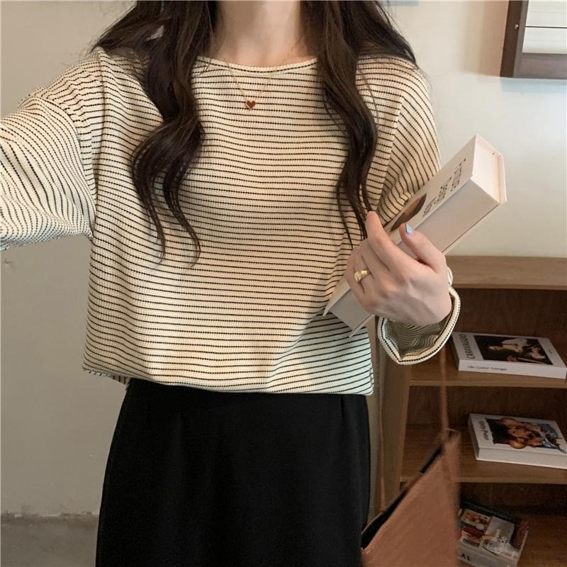 【RENA小舖 台灣現貨每天出】百搭圓領寬鬆條紋薄長袖/ 長袖上衣/純棉上衣【R22034】-細節圖4