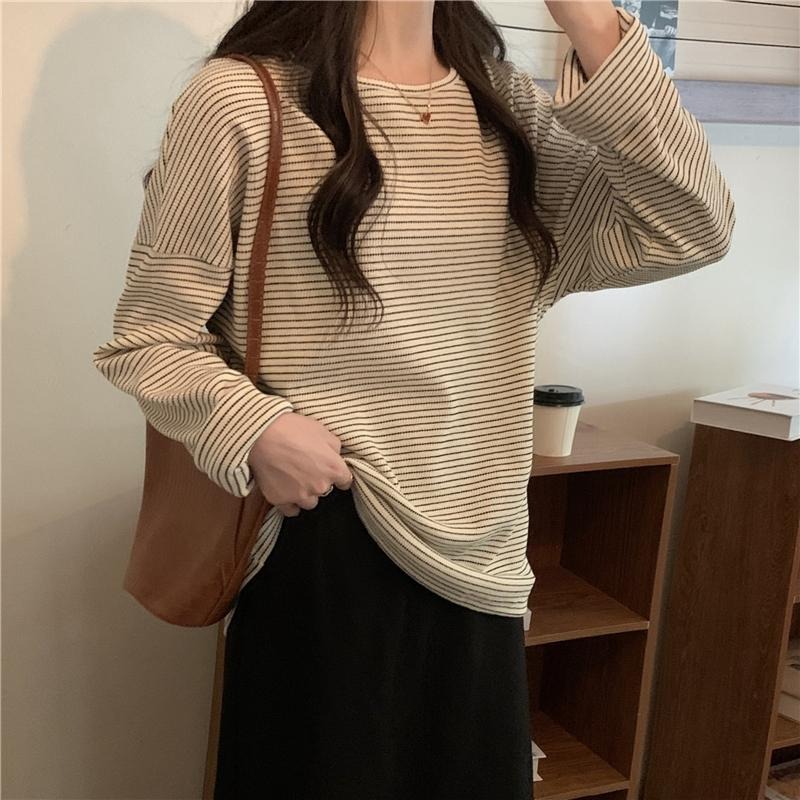 【RENA小舖 台灣現貨每天出】百搭圓領寬鬆條紋薄長袖/ 長袖上衣/純棉上衣【R22034】-細節圖6