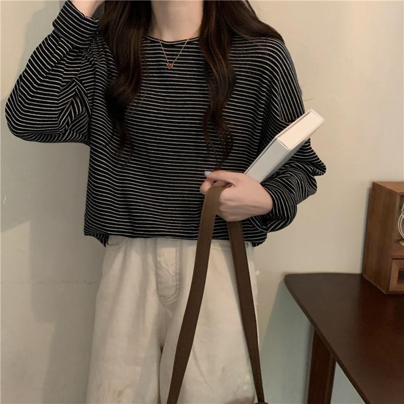 【RENA小舖 台灣現貨每天出】百搭圓領寬鬆條紋薄長袖/ 長袖上衣/純棉上衣【R22034】-細節圖8