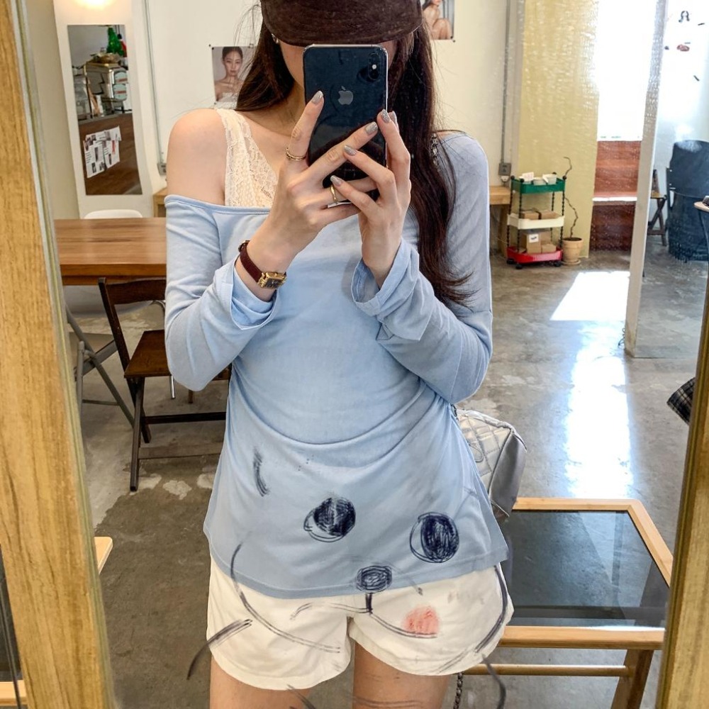 【RENA小舖 台灣現貨每天出】早秋款 超親膚顯瘦斜肩上衣/側抓皺/收腰顯瘦/氣質百搭【R22030】-細節圖3