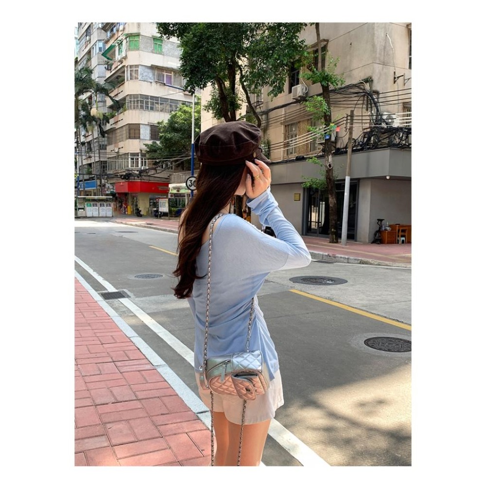 【RENA小舖 台灣現貨每天出】早秋款 超親膚顯瘦斜肩上衣/側抓皺/收腰顯瘦/氣質百搭【R22030】-細節圖8