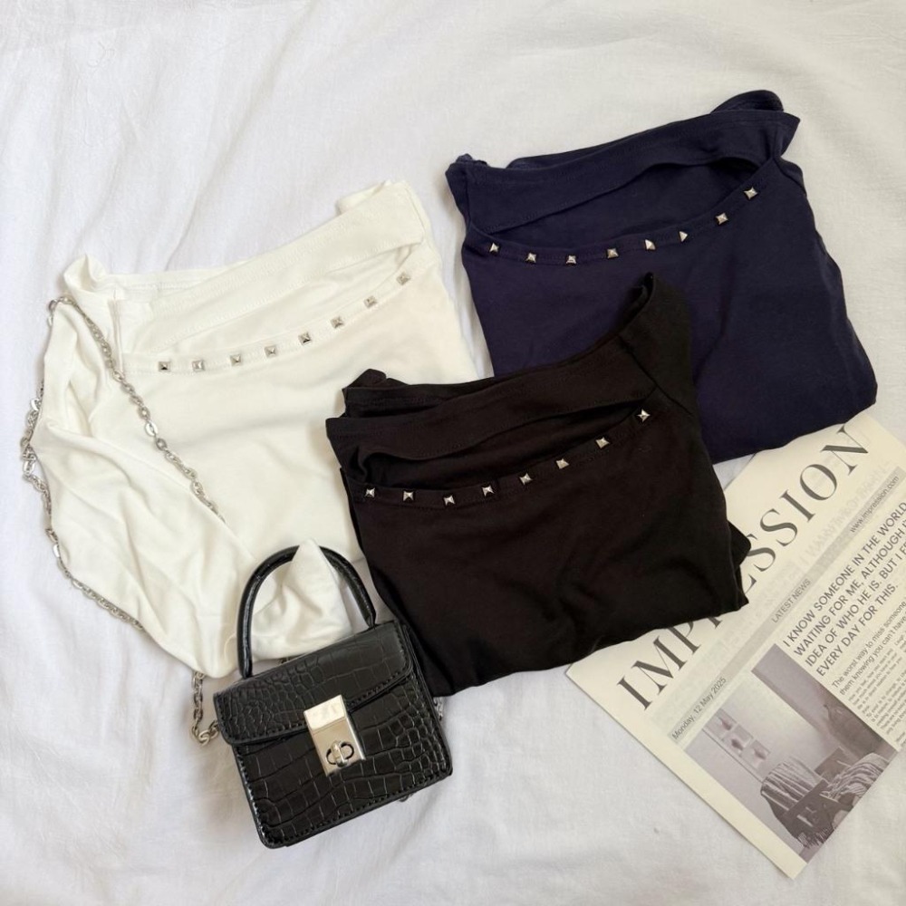 【RENA小舖 台灣現貨每天出】辣妹必收!小露性感純棉一字肩薄長袖/鉚釘鏤空/一字肩上衣【R22027】-細節圖2