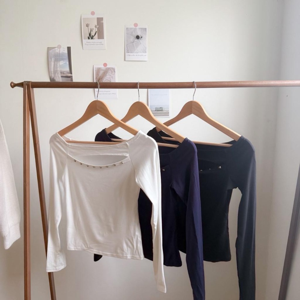 【RENA小舖 台灣現貨每天出】辣妹必收!小露性感純棉一字肩薄長袖/鉚釘鏤空/一字肩上衣【R22027】-細節圖3