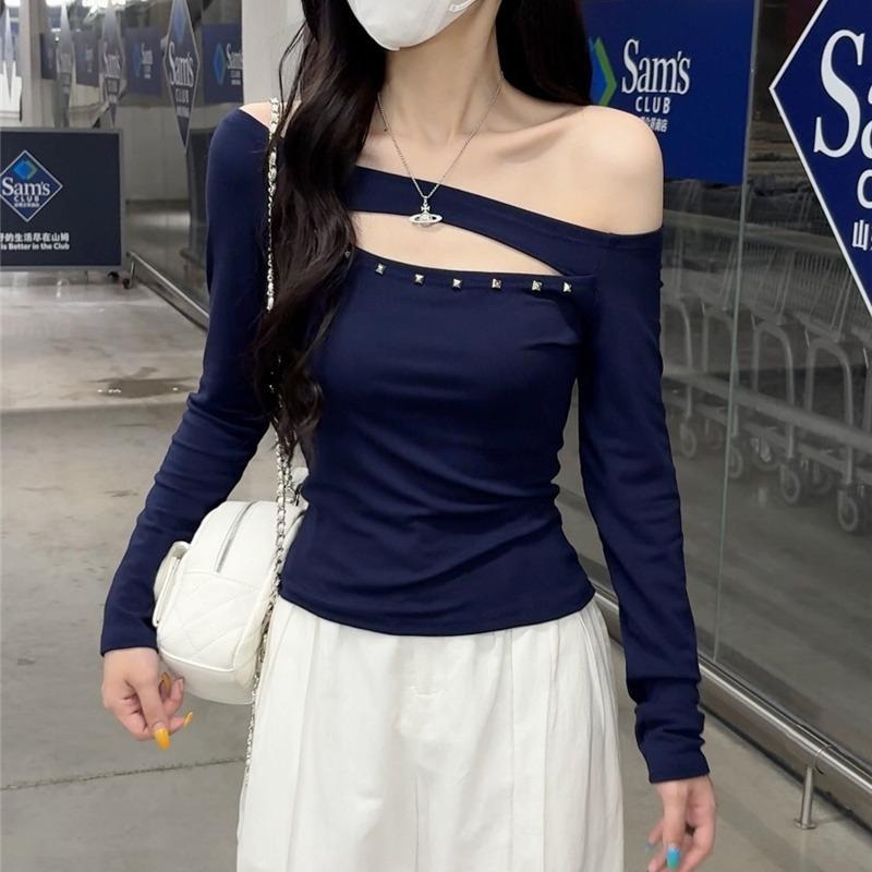 【RENA小舖 台灣現貨每天出】辣妹必收!小露性感純棉一字肩薄長袖/鉚釘鏤空/一字肩上衣【R22027】-細節圖4