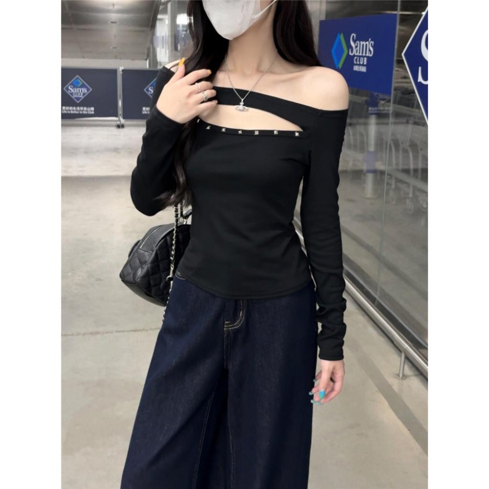 【RENA小舖 台灣現貨每天出】辣妹必收!小露性感純棉一字肩薄長袖/鉚釘鏤空/一字肩上衣【R22027】-細節圖5