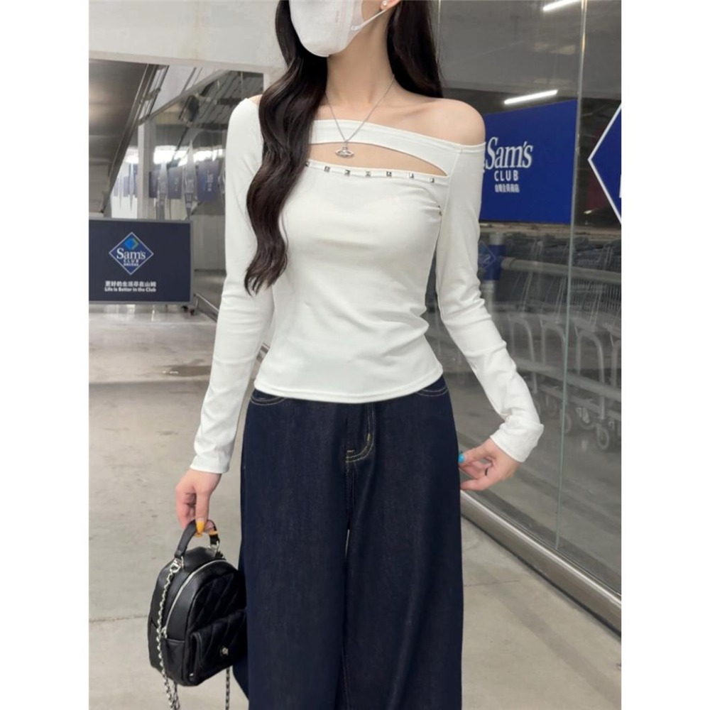 【RENA小舖 台灣現貨每天出】辣妹必收!小露性感純棉一字肩薄長袖/鉚釘鏤空/一字肩上衣【R22027】-細節圖7