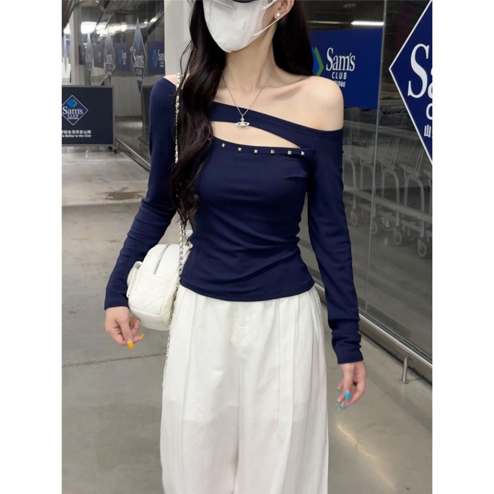 【RENA小舖 台灣現貨每天出】辣妹必收!小露性感純棉一字肩薄長袖/鉚釘鏤空/一字肩上衣【R22027】-細節圖8