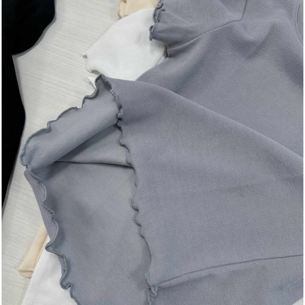 【RENA小舖 台灣現貨每天出】超美彈力木耳領邊長袖內搭  上衣女 韓版上衣 長袖上衣 長袖T恤【Q1402】-細節圖5