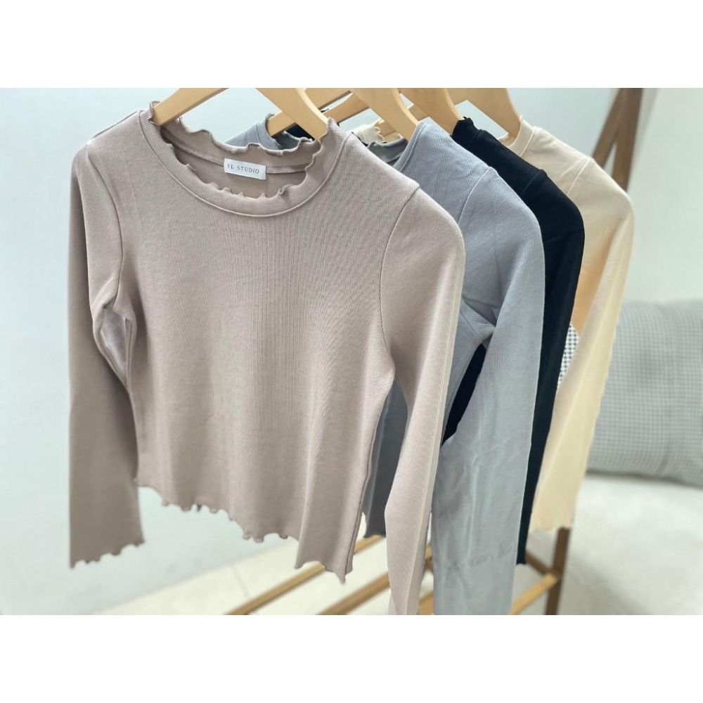 【RENA小舖 台灣現貨每天出】超美彈力木耳領邊長袖內搭  上衣女 韓版上衣 長袖上衣 長袖T恤【Q1402】-細節圖6