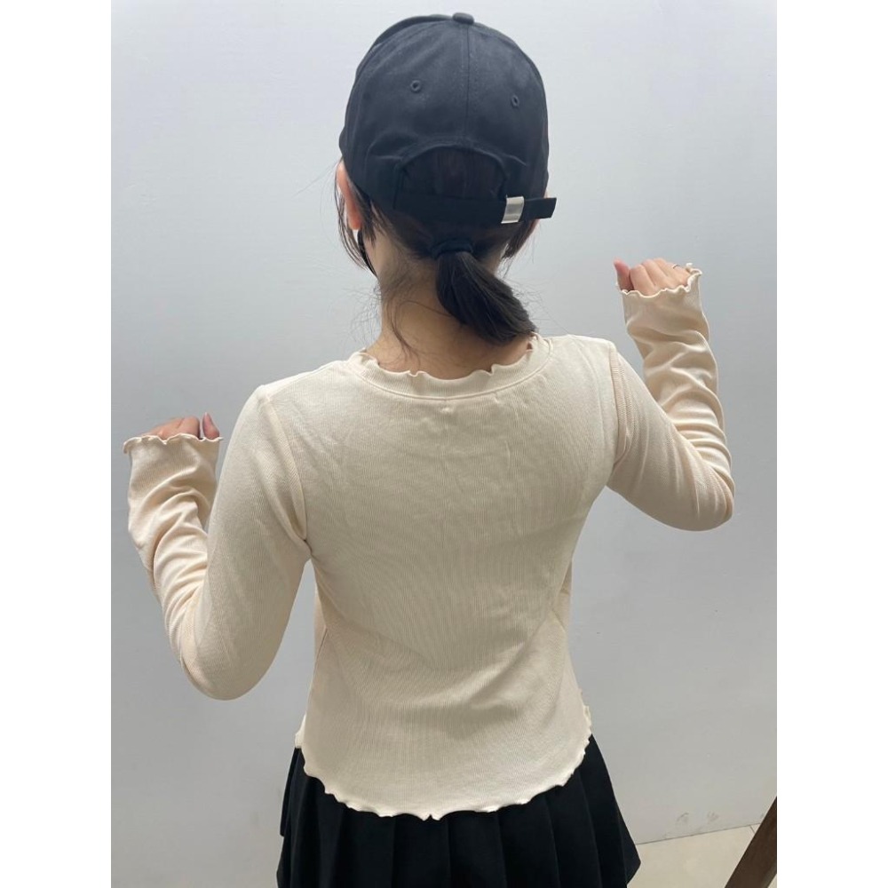 【RENA小舖 台灣現貨每天出】超美彈力木耳領邊長袖內搭  上衣女 韓版上衣 長袖上衣 長袖T恤【Q1402】-細節圖9