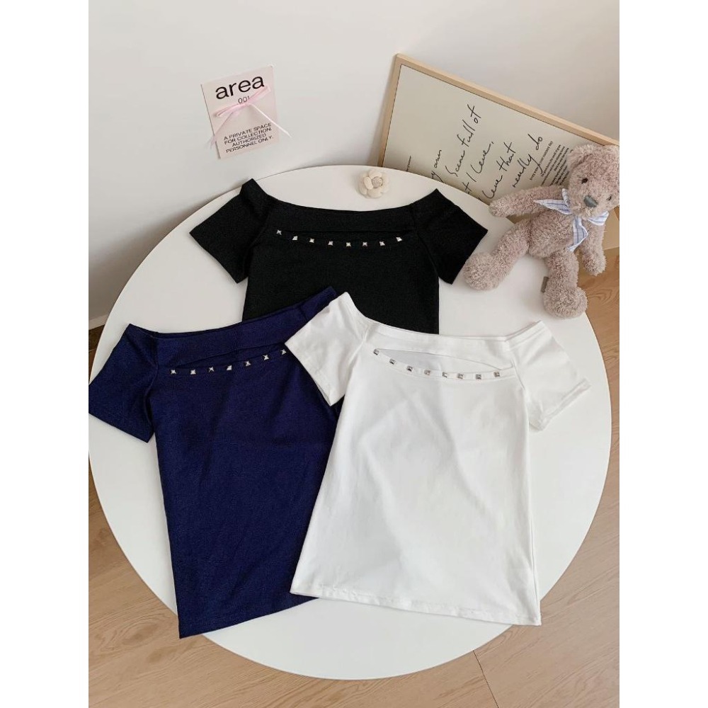 【RENA小舖 台灣現貨每天出】正肩露肩上衣/一字肩短袖/鉚釘短袖/顯瘦上衣/斜肩短袖【R22013】-細節圖3