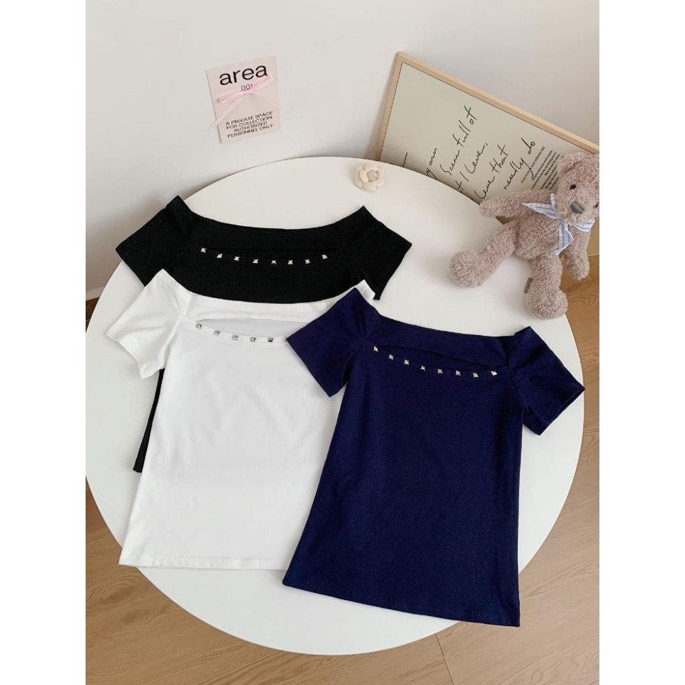 【RENA小舖 台灣現貨每天出】正肩露肩上衣/一字肩短袖/鉚釘短袖/顯瘦上衣/斜肩短袖【R22013】-細節圖5