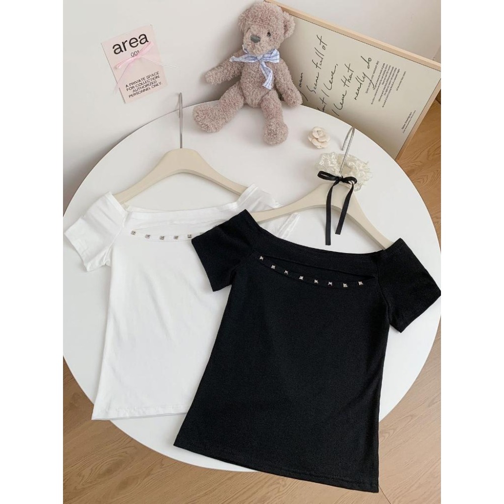 【RENA小舖 台灣現貨每天出】正肩露肩上衣/一字肩短袖/鉚釘短袖/顯瘦上衣/斜肩短袖【R22013】-細節圖8